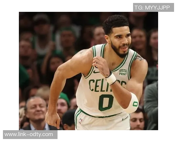 开拓者乐福赠送球衣给老乡塔图姆感谢他一直以来的支持与鼓励